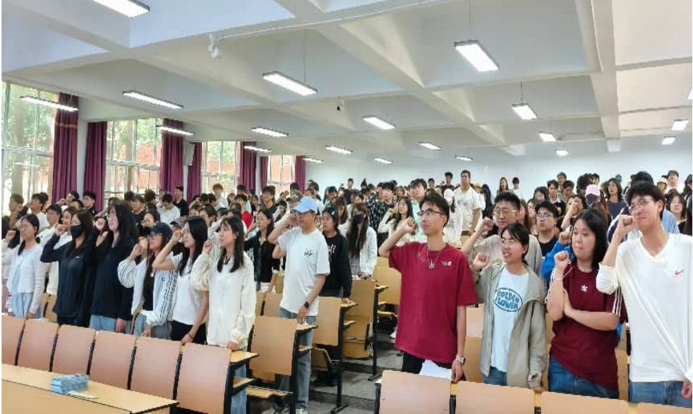 征信守护青春路 反诈筑牢安全墙|财经商贸学院开展征信反诈金融安全讲座 第 4 张 征信守护青春路 反诈筑牢安全墙|财经商贸学院开展征信反诈金融安全讲座 第 4 张