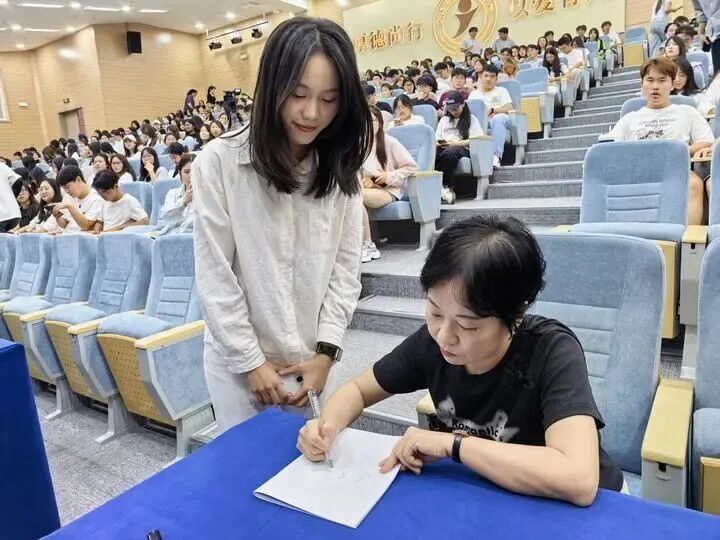名师领航 | “三国女皇”杨帆老师来校开讲，助你通关法考 第 4 张