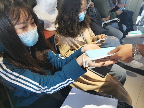 疫情防控不松懈 学院领导送真情ㅣ云南经济管理学院艺术与传媒学院免费为教师们发放口罩 第 1 张 疫情防控不松懈 学院领导送真情ㅣ云南经济管理学院艺术与传媒学院免费为教师们发放口罩 第 1 张