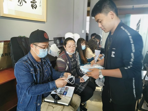 疫情防控不松懈 学院领导送真情ㅣ云南经济管理学院艺术与传媒学院免费为教师们发放口罩 第 2 张 疫情防控不松懈 学院领导送真情ㅣ云南经济管理学院艺术与传媒学院免费为教师们发放口罩 第 2 张