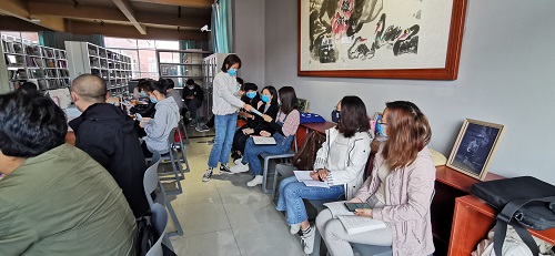 疫情防控不松懈 学院领导送真情ㅣ云南经济管理学院艺术与传媒学院免费为教师们发放口罩 第 3 张 疫情防控不松懈 学院领导送真情ㅣ云南经济管理学院艺术与传媒学院免费为教师们发放口罩 第 3 张