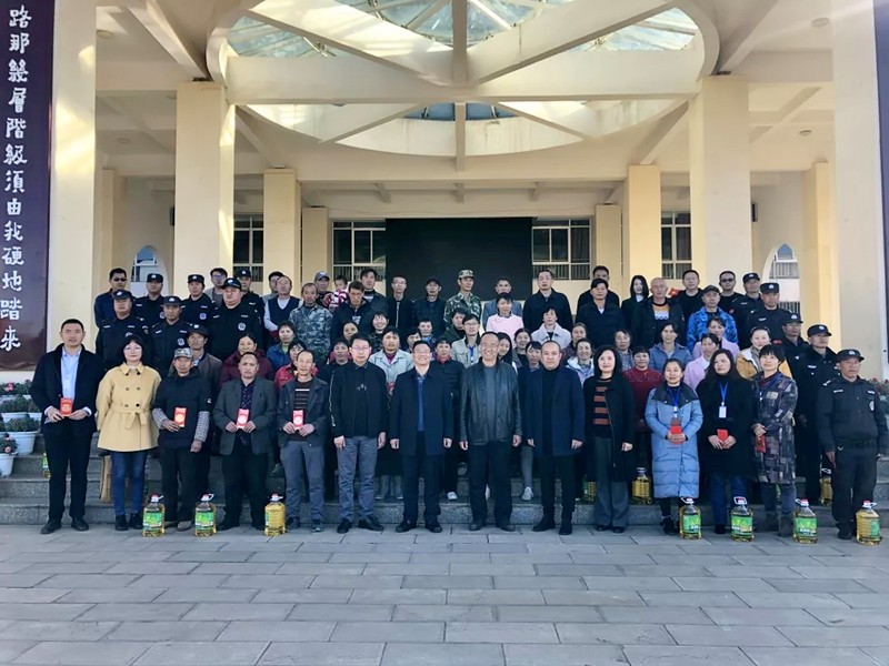 集团领导节前走访慰问值班教职工及困难党员 第 1 张