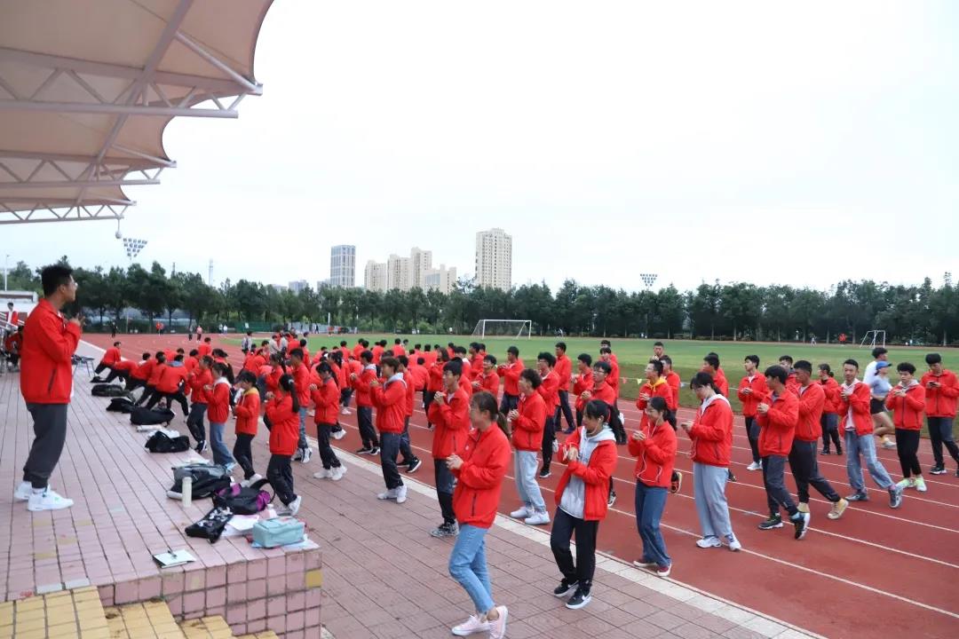 晨跑挥洒青春，勤勉成就梦想1.jpg