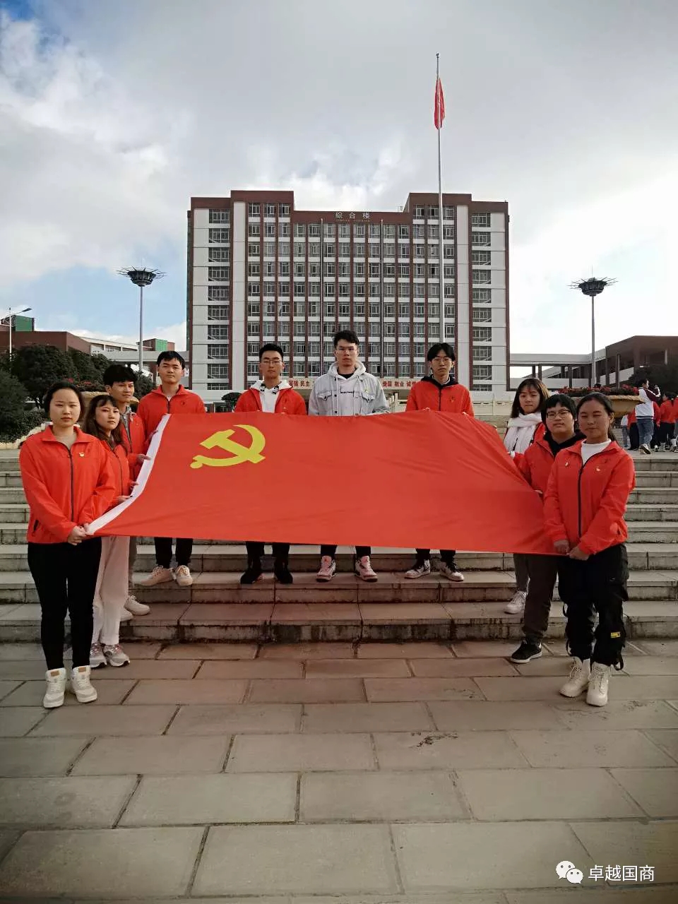 铮铮誓言表决心，扬帆破浪忆初心  ——庆祝建党 100 周年升旗仪式暨新党员入党宣誓活动 第 3 张