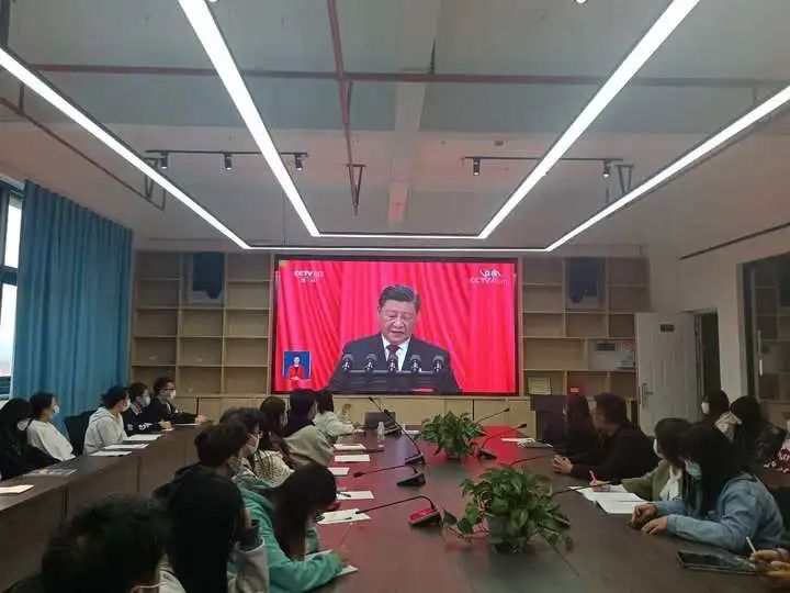 【创美艺传】青春心向党|艺术与传媒学院组织集中观看中国共产党第二十次全国代表大会开幕会盛况 第 5 张
