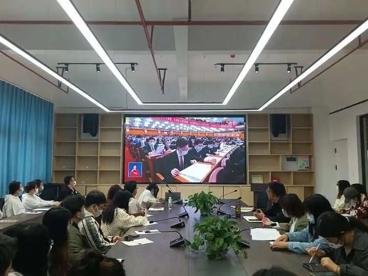 【创美艺传】青春心向党|艺术与传媒学院组织集中观看中国共产党第二十次全国代表大会开幕会盛况 第 7 张