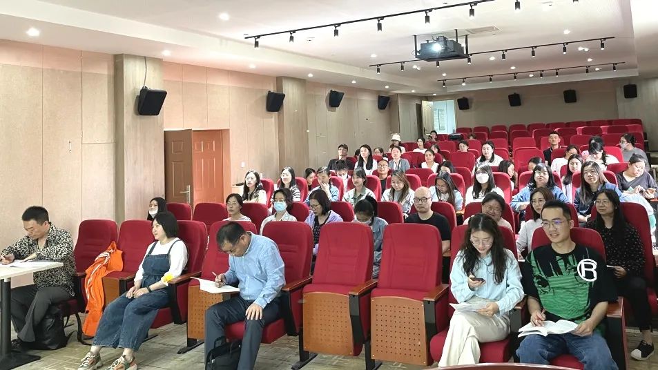 微信图片_20230618101759.jpg 马克思主义学院组织参加“全国高校思想政治理论课2023年版教材使用”培训会 第 2 张