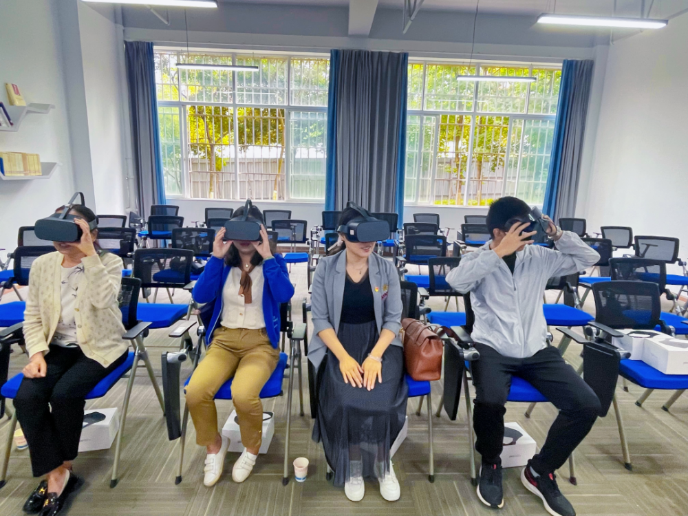 校际交流 | 云南交通职业学院马克思主义学院到访我校参观体验“VR+建党”实践课程 第 3 张 校际交流 | 云南交通职业学院马克思主义学院到访我校参观体验“VR+建党”实践课程 第 3 张