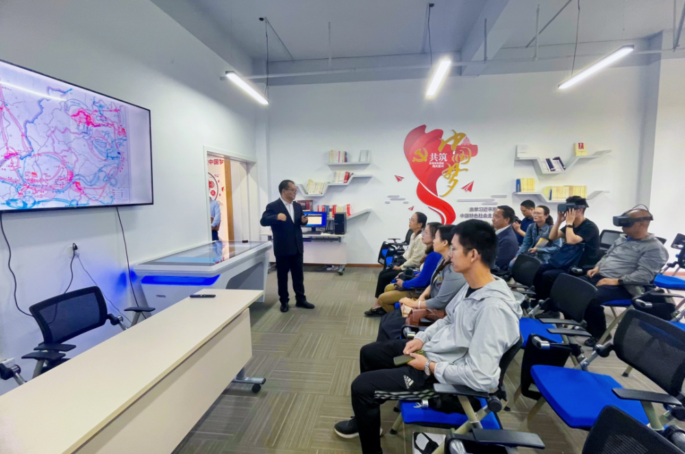 校际交流 | 云南交通职业学院马克思主义学院到访我校参观体验“VR+建党”实践课程 第 4 张 校际交流 | 云南交通职业学院马克思主义学院到访我校参观体验“VR+建党”实践课程 第 4 张