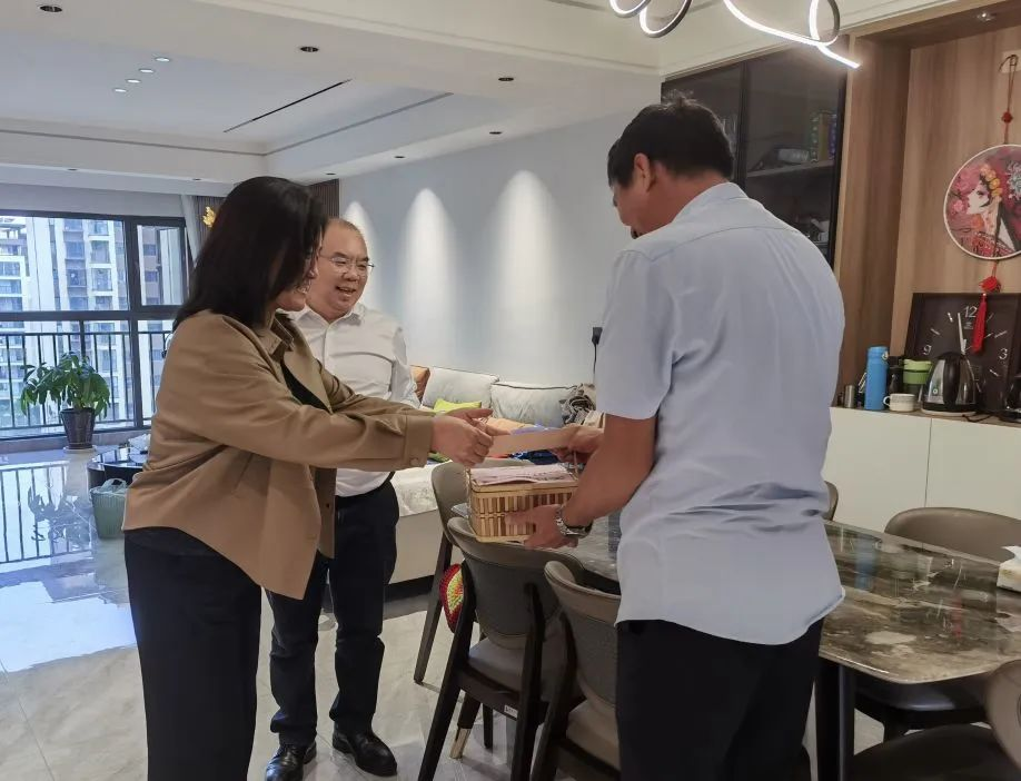 情系教师节 慰问暖人心 | 云南经济管理学院领导班子走访慰问一线教职员工 第 1 张