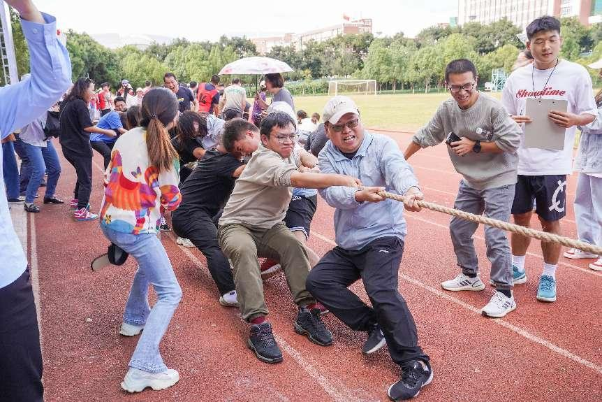 拔河比赛展风采  凝心聚力启新篇 ——云南经济管理学院第四届教职工拔河比赛圆满成功 第 8 张
