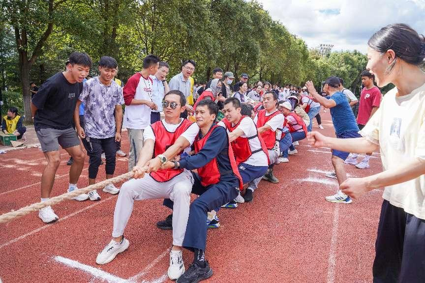 拔河比赛展风采  凝心聚力启新篇 ——云南经济管理学院第四届教职工拔河比赛圆满成功 第 9 张