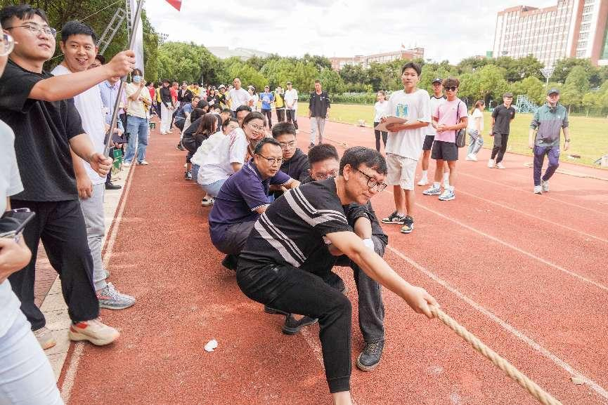 拔河比赛展风采  凝心聚力启新篇 ——云南经济管理学院第四届教职工拔河比赛圆满成功 第 11 张
