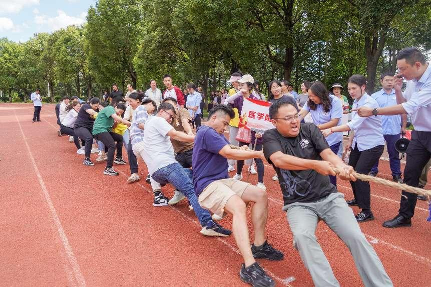 拔河比赛展风采  凝心聚力启新篇 ——云南经济管理学院第四届教职工拔河比赛圆满成功 第 12 张