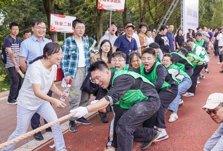 拔河比赛展风采  凝心聚力启新篇 ——云南经济管理学院第四届教职工拔河比赛圆满成功 第 15 张