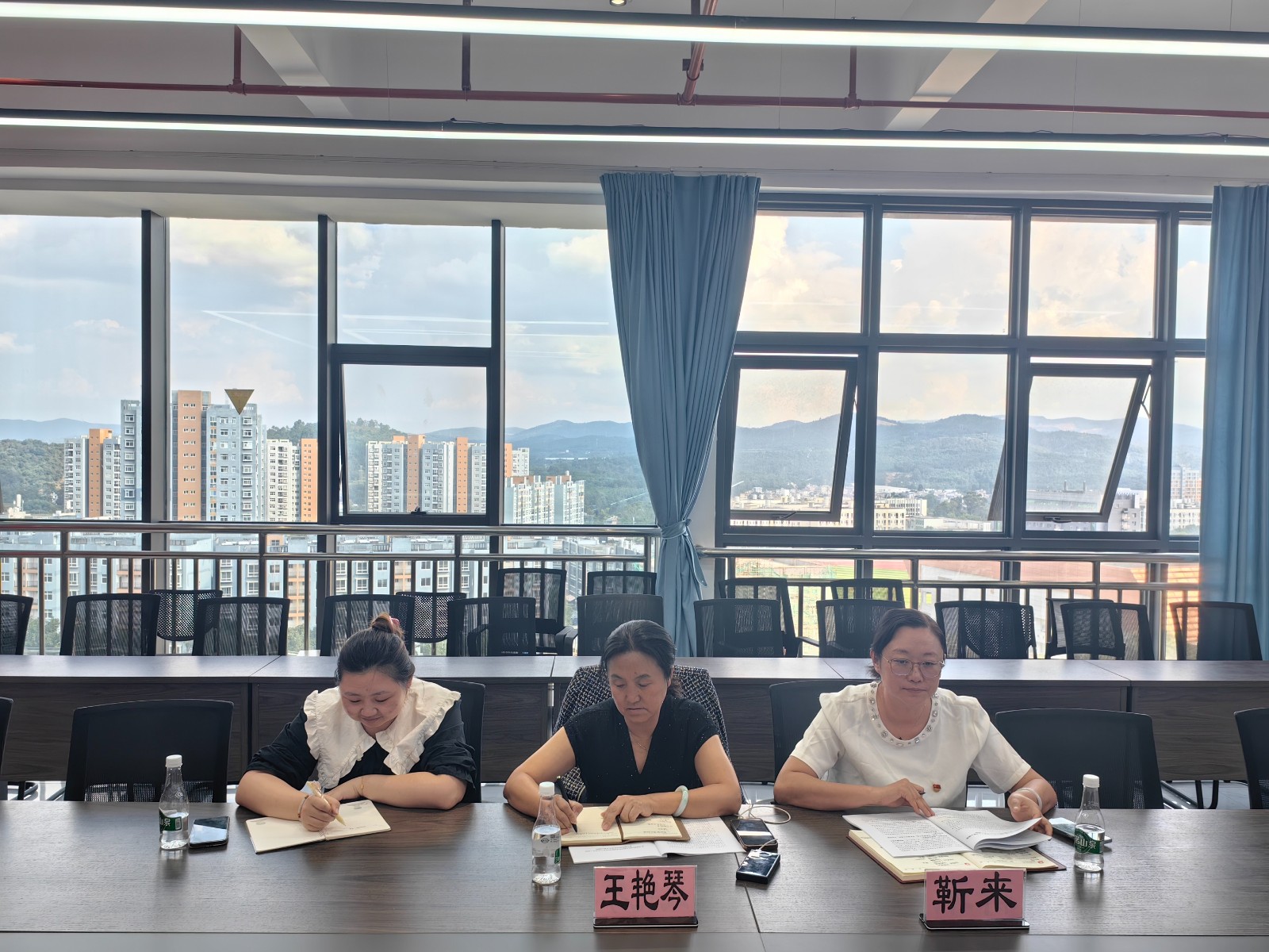 艺术与传媒学院党支部召开主题教育专题组织生活会 第 1 张