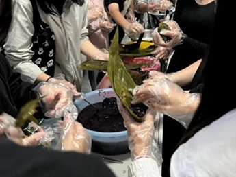 5.jpg “知书”“致用” 学生社区 | 高职青年志愿者协会“粽叶飘香,端午情浓”活动圆满落幕 第 2 张
