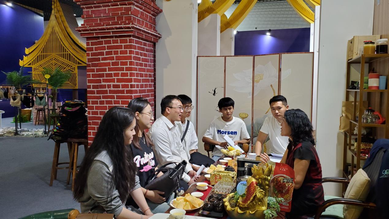 跨文化桥梁--我院师生探访泰国文化馆并拓展就业机会 第 5 张