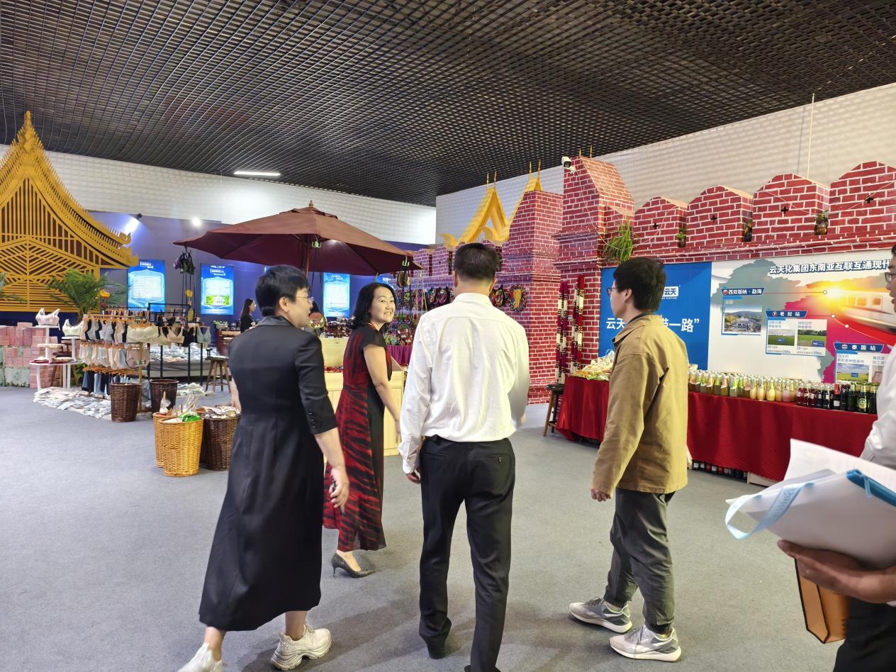 跨文化桥梁--我院师生探访泰国文化馆并拓展就业机会 第 2 张