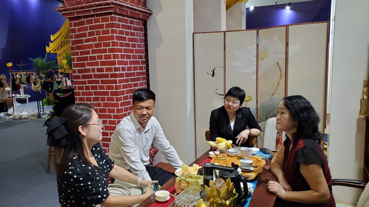 跨文化桥梁--我院师生探访泰国文化馆并拓展就业机会 第 4 张