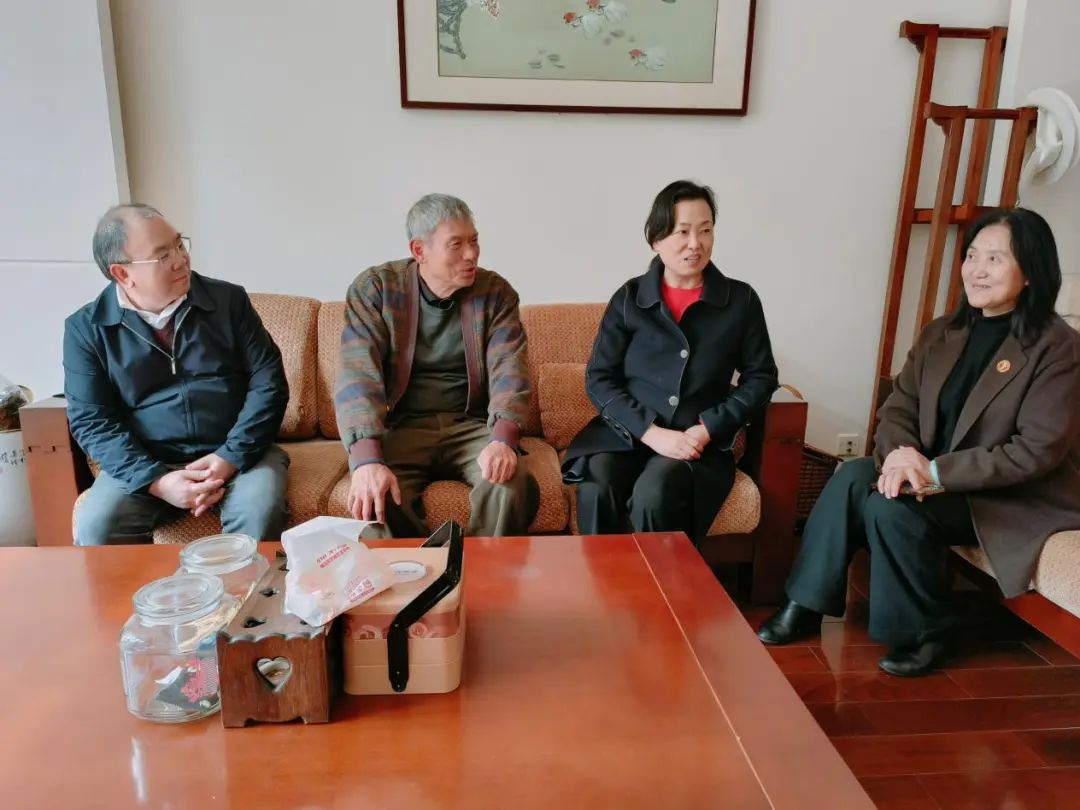 春节前夕学校领导走访慰问离退休老干部 第 1 张