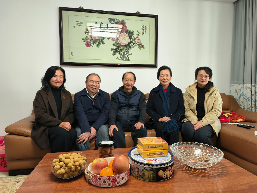 春节前夕学校领导走访慰问离退休老干部 第 2 张