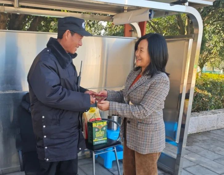 新春慰问送温暖 节前关怀暖人心｜云南经济管理学院开展2024年新春慰问活动 第 6 张