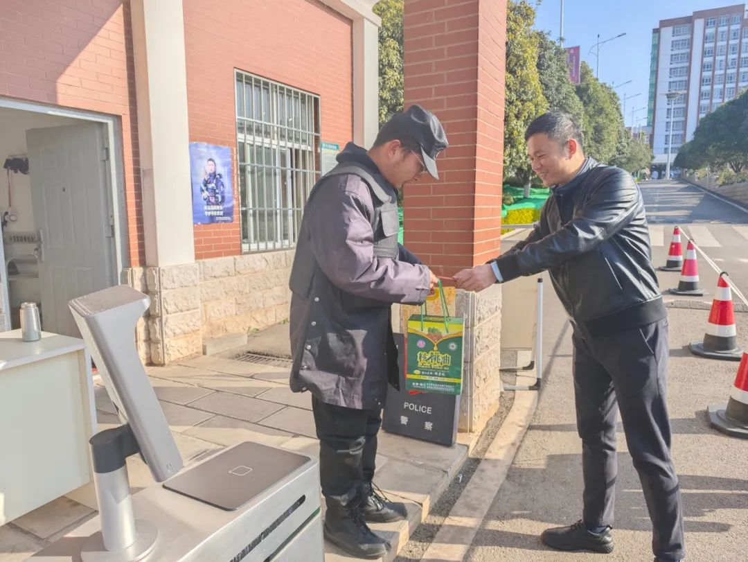新春慰问送温暖 节前关怀暖人心｜云南经济管理学院开展2024年新春慰问活动 第 7 张