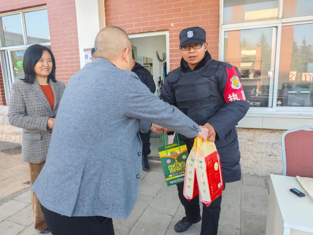 新春慰问送温暖 节前关怀暖人心｜云南经济管理学院开展2024年新春慰问活动 第 9 张