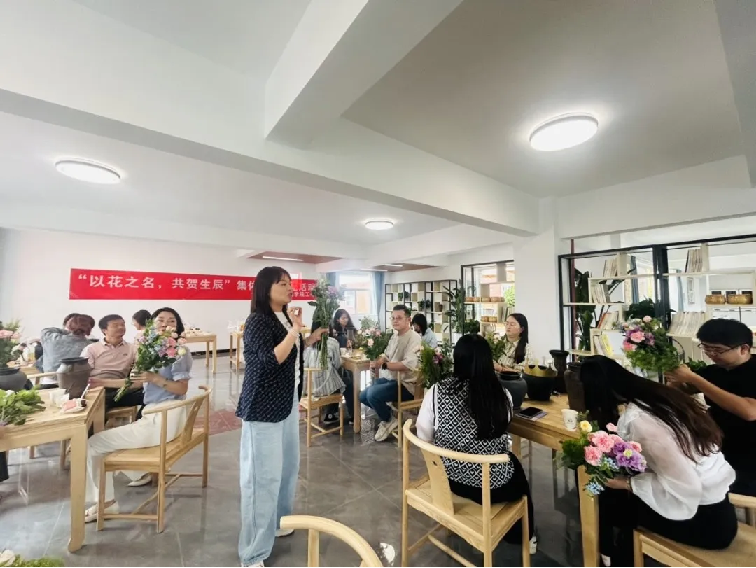 财会金融学院工会“以花之名,共贺生辰”集体生日插花活动顺利举行 第 3 张 财会金融学院工会“以花之名,共贺生辰”集体生日插花活动顺利举行 第 3 张