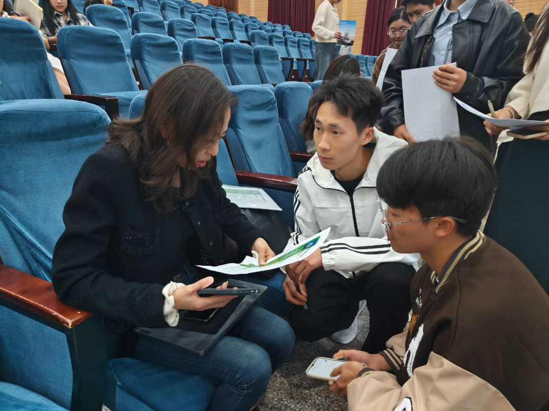 云南经济管理学院医学院辅导员助力2024届毕业生就业,开展求职简历技巧指导培训 第 2 张 云南经济管理学院医学院辅导员助力2024届毕业生就业,开展求职简历技巧指导培训 第 2 张