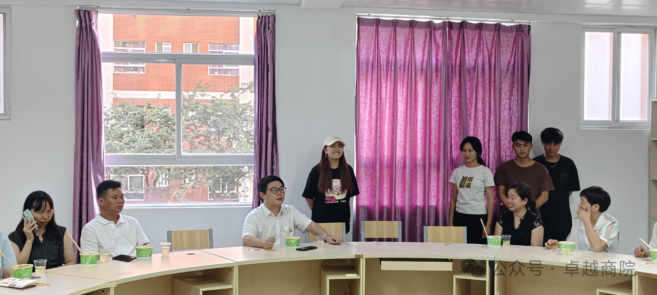 商学院在青创社区开展新生家长见面会 第 4 张