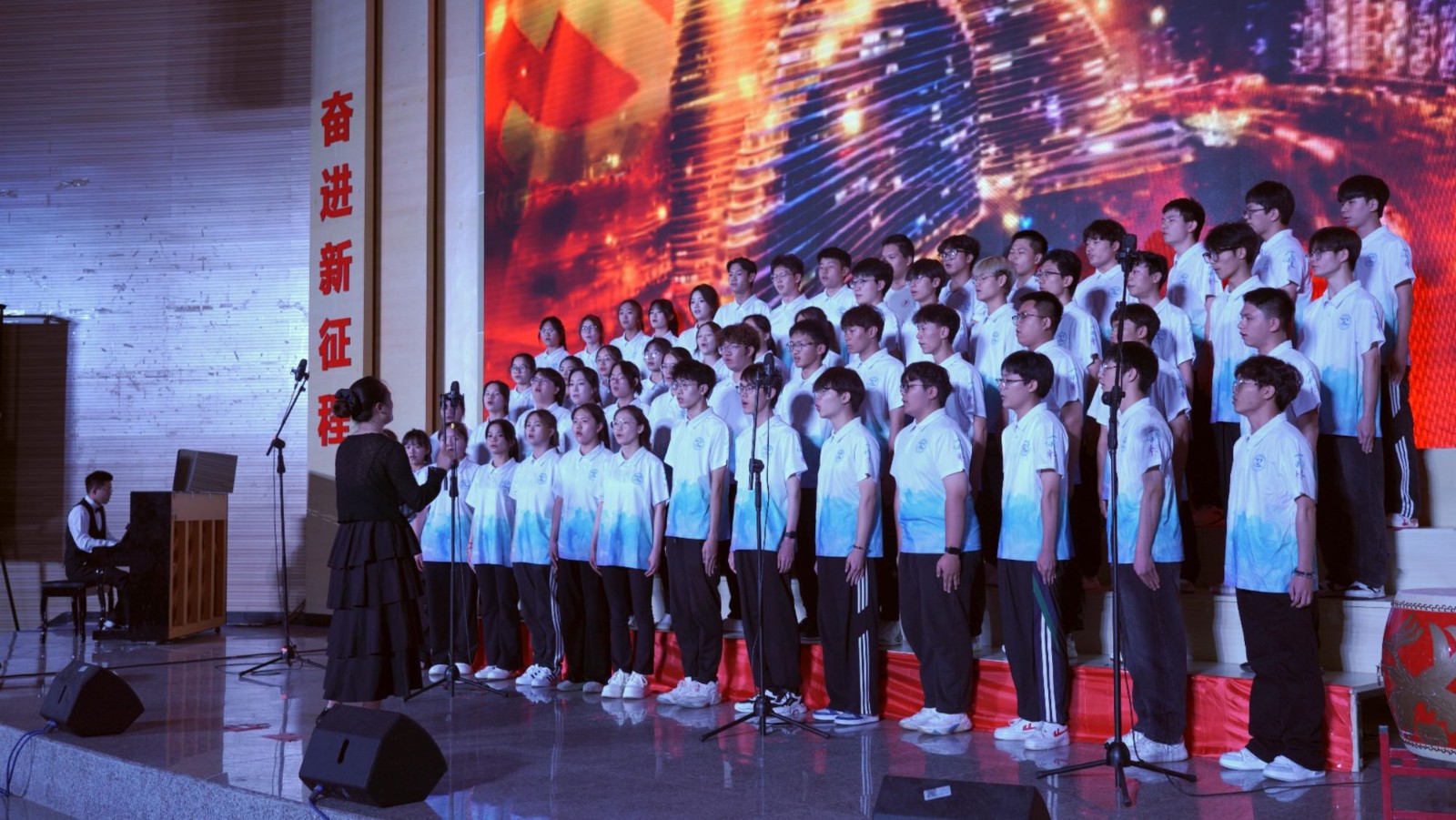 《在灿烂的阳光下》信息与智能工程学院.jpg