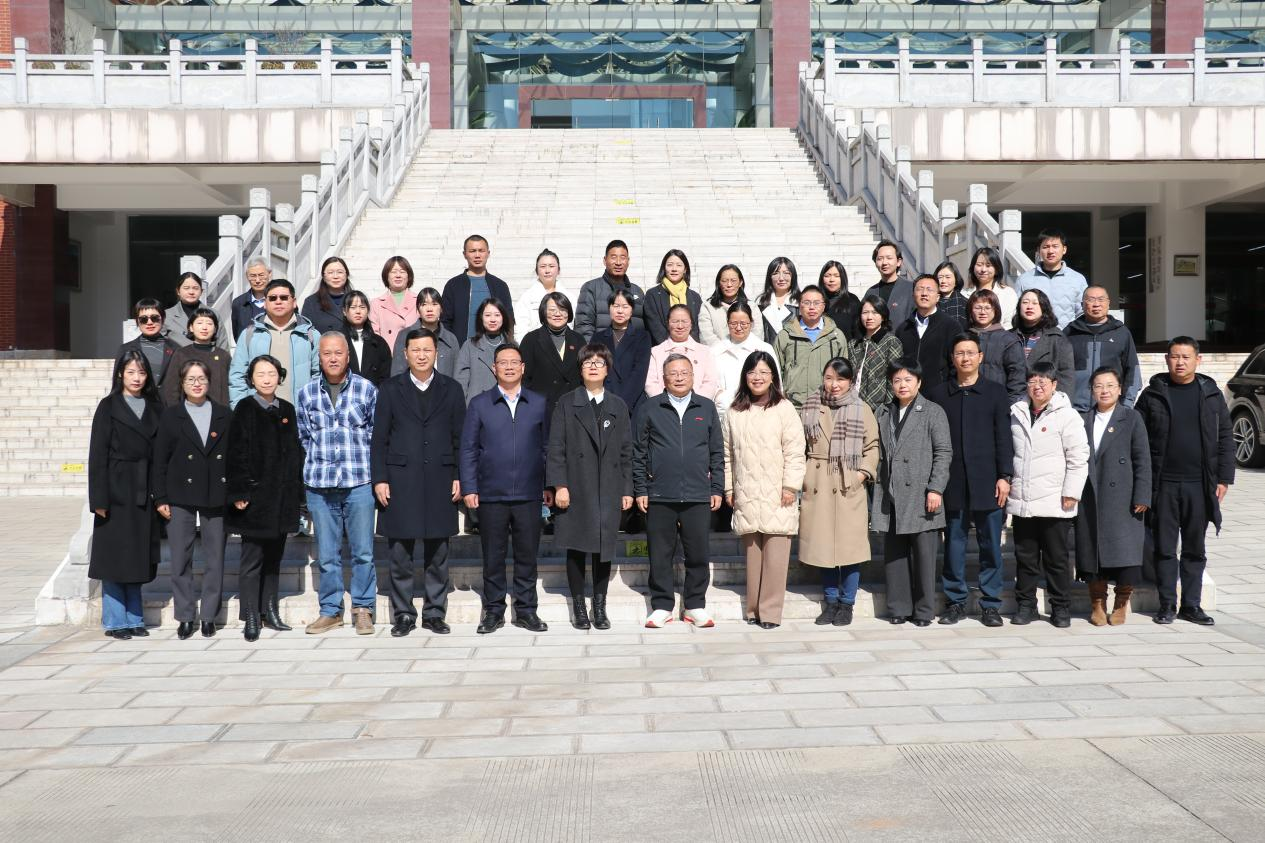 凝心聚力破困局,守正创新谋发展 —云南经济管理学院教育学院学科专业一体化建设研讨会 第 6 张 凝心聚力破困局,守正创新谋发展 —云南经济管理学院教育学院学科专业一体化建设研讨会 第 6 张