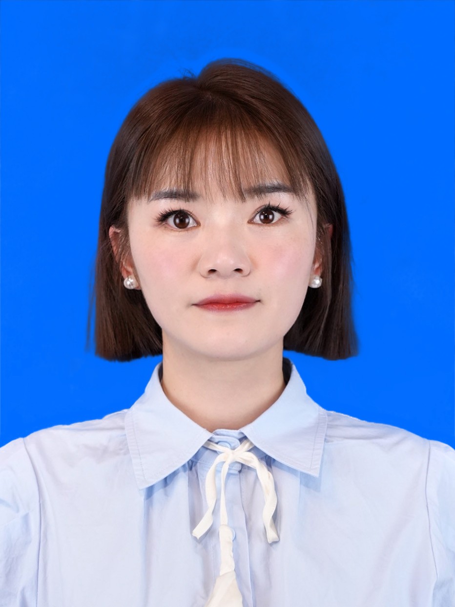 黄玥.jpg