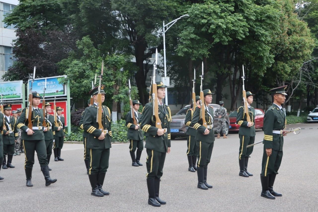 五四红旗扬，青春心向党 ——医学院升旗仪式奏响新时代青年思政强音 第 1 张