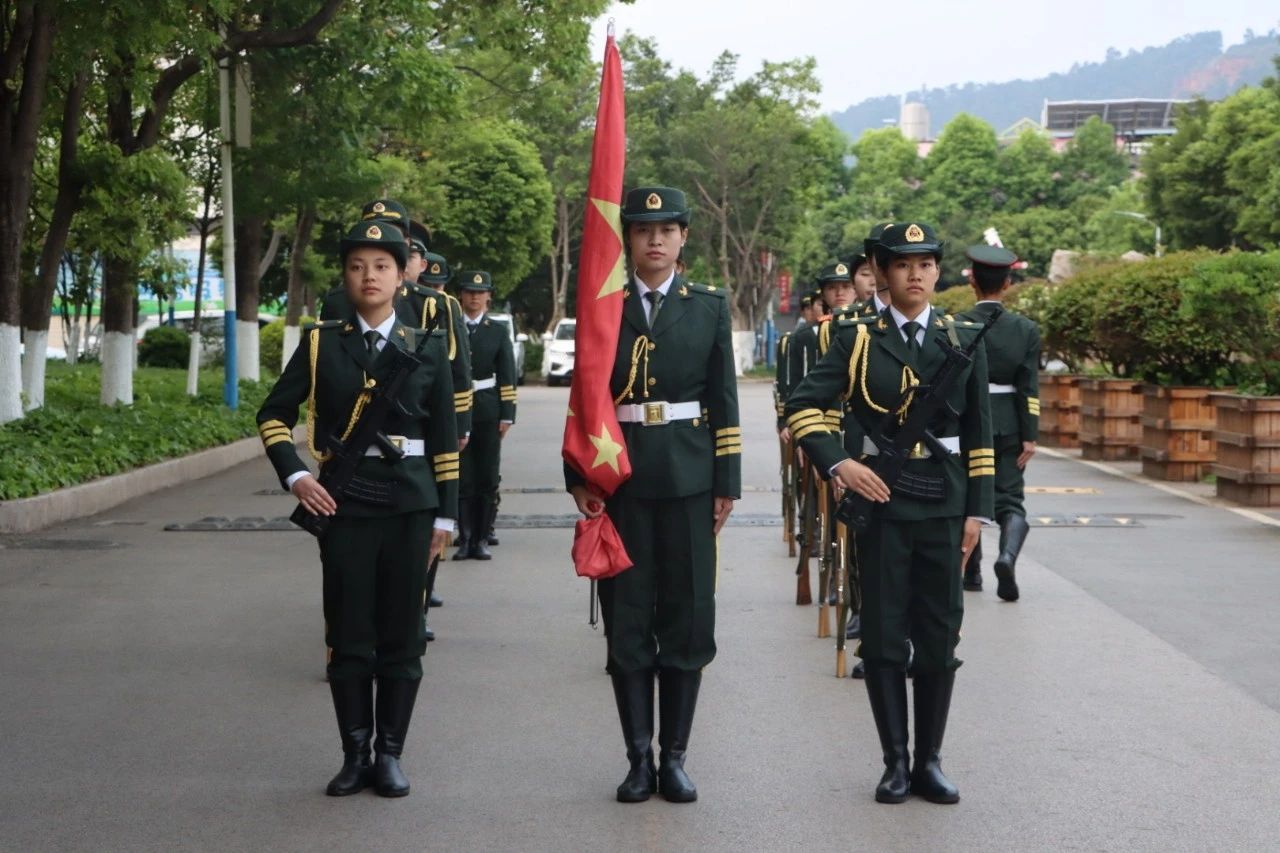 五四红旗扬，青春心向党 ——医学院升旗仪式奏响新时代青年思政强音 第 2 张