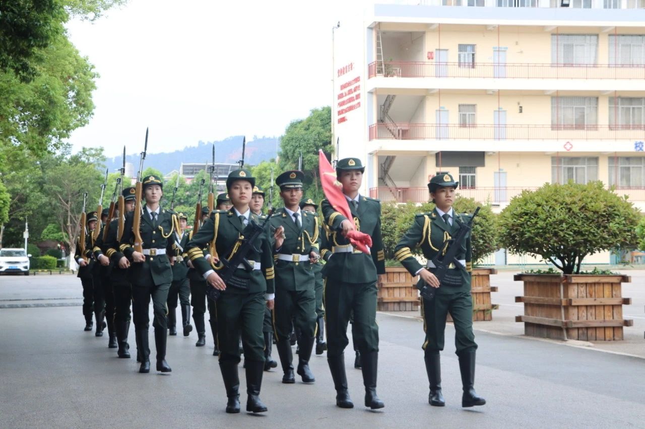 五四红旗扬，青春心向党 ——医学院升旗仪式奏响新时代青年思政强音 第 3 张