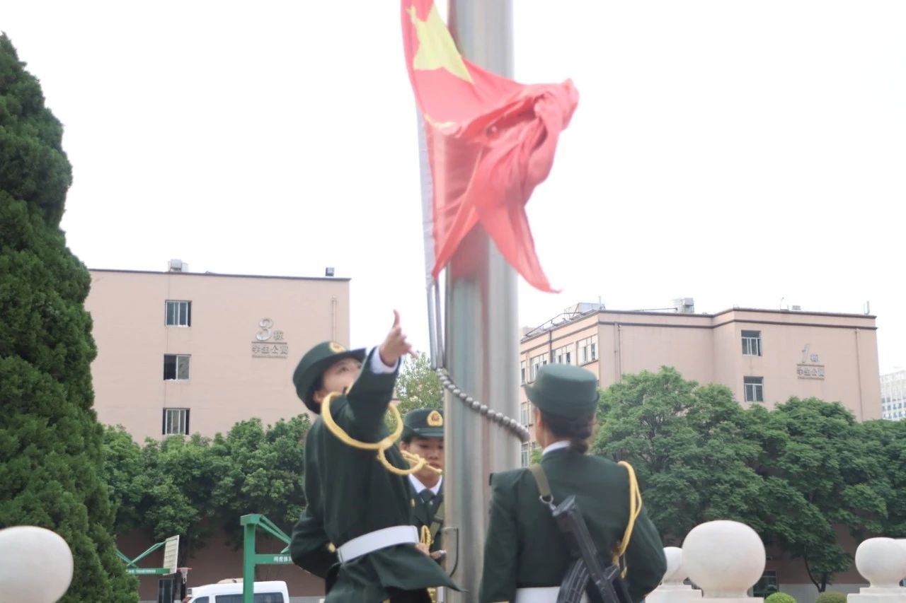 五四红旗扬，青春心向党 ——医学院升旗仪式奏响新时代青年思政强音 第 4 张