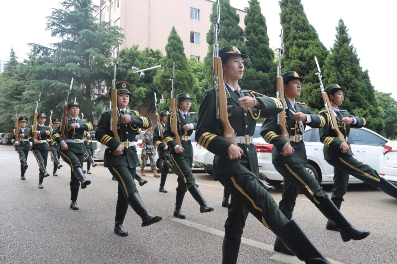 五四红旗扬，青春心向党 ——医学院升旗仪式奏响新时代青年思政强音 第 5 张