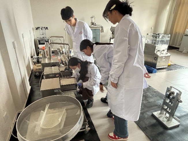 以赛促教强技能,砺练精兵展风采 ——云南经济管理学院医学院药学、中药学专业参加2025年云南省职业院校多项技能大赛 第 2 张 以赛促教强技能,砺练精兵展风采 ——云南经济管理学院医学院药学、中药学专业参加2025年云南省职业院校多项技能大赛 第 2 张