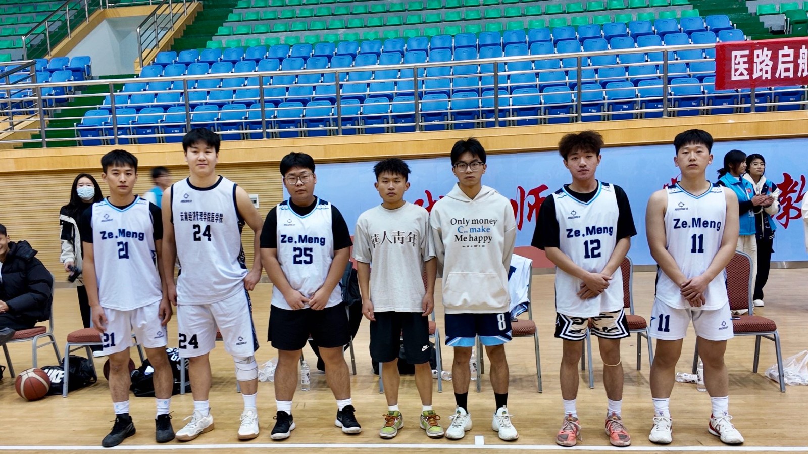 2.jpeg 赛场终曲奏响,热血永不散场——医学院迎新杯篮球赛事圆满收官 第 2 张