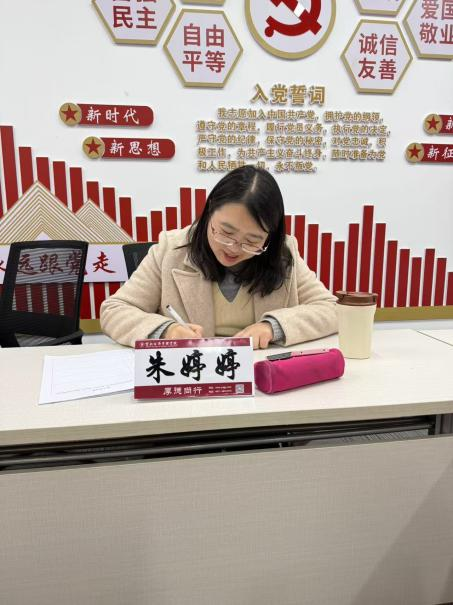 电子商务专业召开本科毕业论文质量提升研讨会 探索毕业设计改革新路径 2025年3月18日，电子商务专业全体教师在学院会议室召开论文指导反馈和论文改革专题研讨会，围绕“本科毕业论文质量提升”展开深入探讨，并重点谋划下一届毕业生从“毕业论文”向“毕业设计”转型的改革方案。会议旨在强化实践育人特色，深化产教融合，为培养创新型、应用型电商人才注入新动能。  会议伊始，各论文指导老师就本届毕业论文指导工作进行了详细汇报。总体来看，2025届毕业论文指导工作进展顺利，学生们在选题、文献综述、研究方法等方面展现了一定的 第 4 张