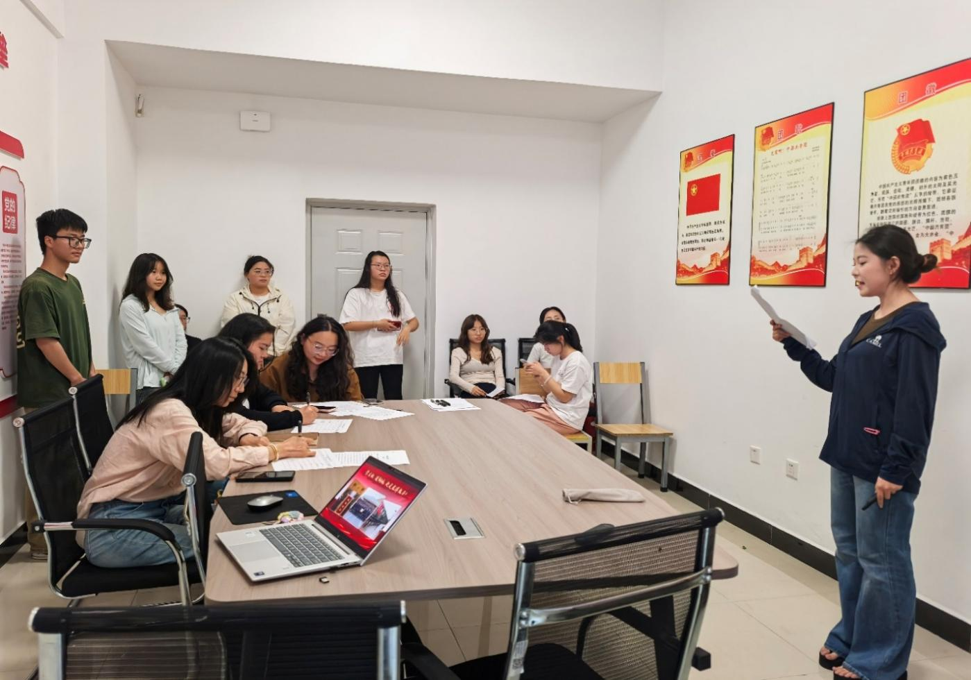 学生社区赋能国防教育|商学院 “爱我国防”主题演讲比赛圆满落幕 第 1 张 学生社区赋能国防教育|商学院 “爱我国防”主题演讲比赛圆满落幕 第 1 张