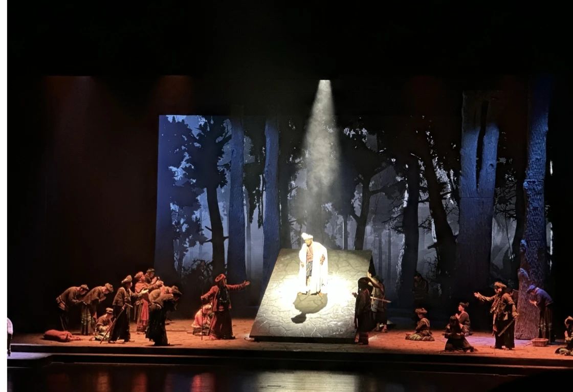 观看《澜沧水长》话剧2.jpg 观看《澜沧水长》话剧2.jpg