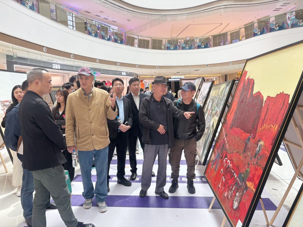 学院美术学毕业展首进商业综合体 开启校地艺术共创新模式 第 9 张 学院美术学毕业展首进商业综合体 开启校地艺术共创新模式 第 9 张