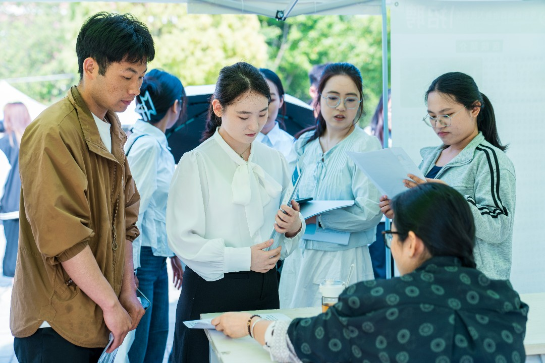 “启程马年 健康安宁”云南经济管理学院医学院 专场招聘会圆满举行 第 7 张 “启程马年 健康安宁”云南经济管理学院医学院 专场招聘会圆满举行 第 7 张