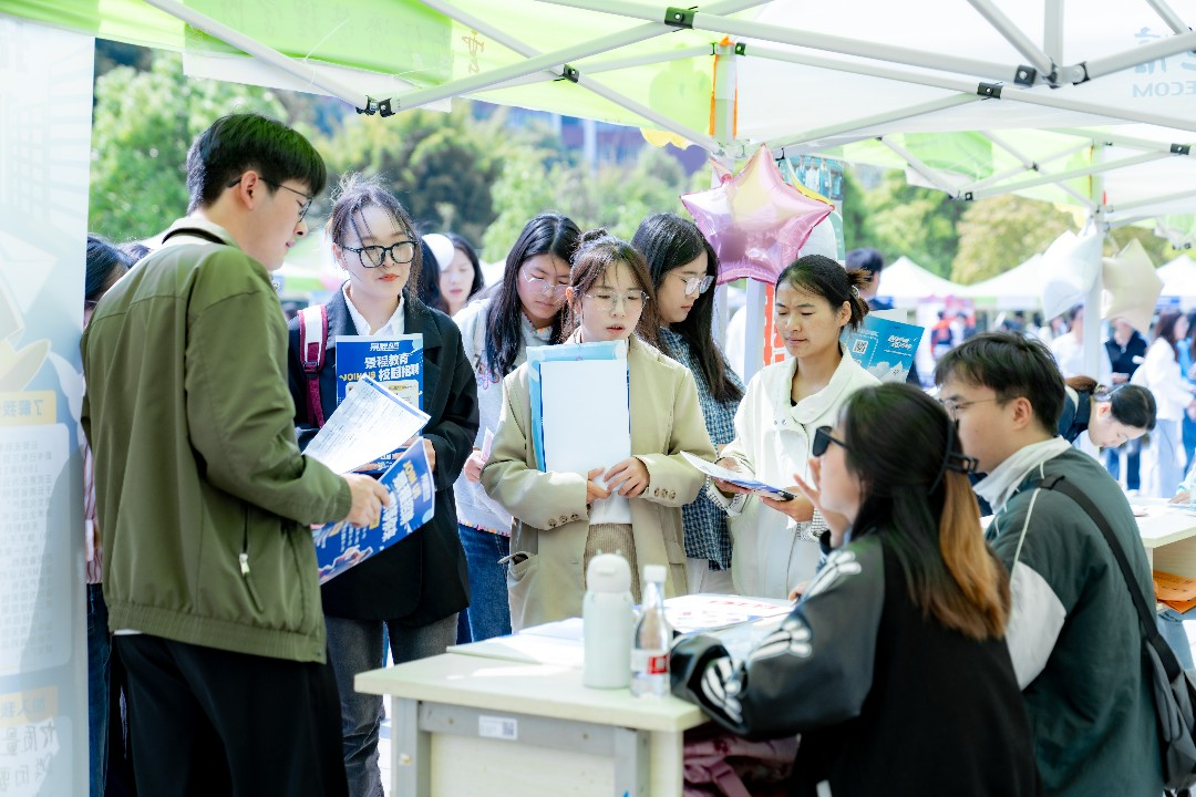 “启程马年 健康安宁”云南经济管理学院医学院 专场招聘会圆满举行 第 3 张 “启程马年 健康安宁”云南经济管理学院医学院 专场招聘会圆满举行 第 3 张
