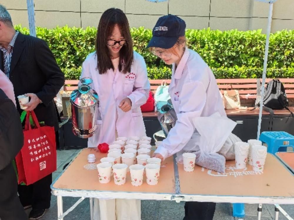 政校社联动聚合力 青春志愿暖银龄—“银龄暖情·志愿同行”主题关爱行动在安宁温情落幕 第 2 张